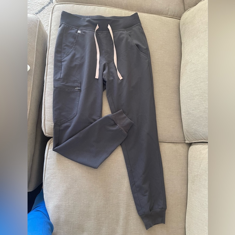 Figs scrubs in charcoal